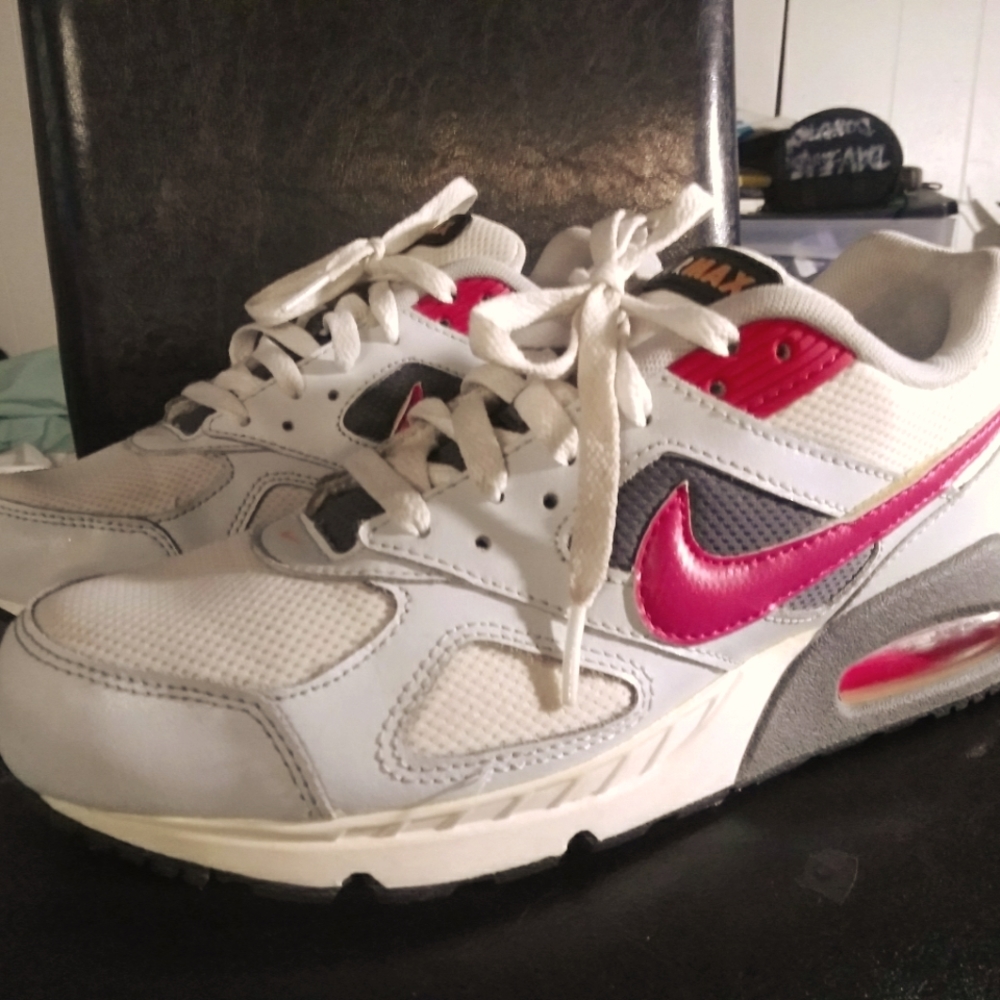 Women's Nike Air Max IVO -Size 8.5